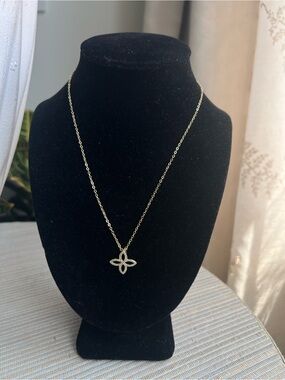 Gold pavé Floral diamond-shaped Pendant Necklace